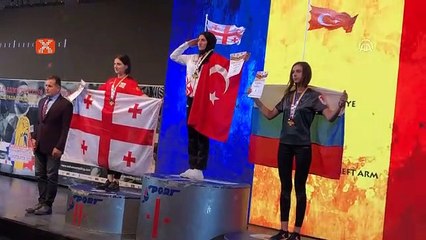 Dünyanın bileğini büküp asker selamı verdi