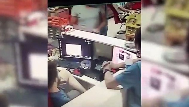 Como se dá troco na mesma moeda a pessoas arrogantes...