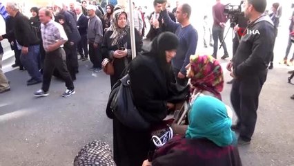 HDP önünde evlat nöbeti tutan ailelere İstanbul, Sakarya ve Almanya'dan destek ziyareti