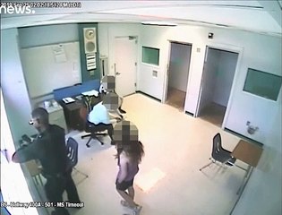 بالفيديو: اعتقال شرطي أمريكي طرح أرضا طالبة