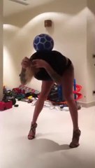 Ballon en équilibre sur le dos, elle enlève son t-shirt ! Football