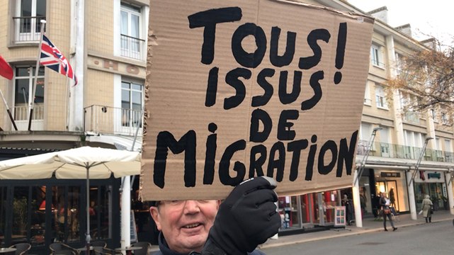 Une centaine de personnes contre les expulsions d’étranger