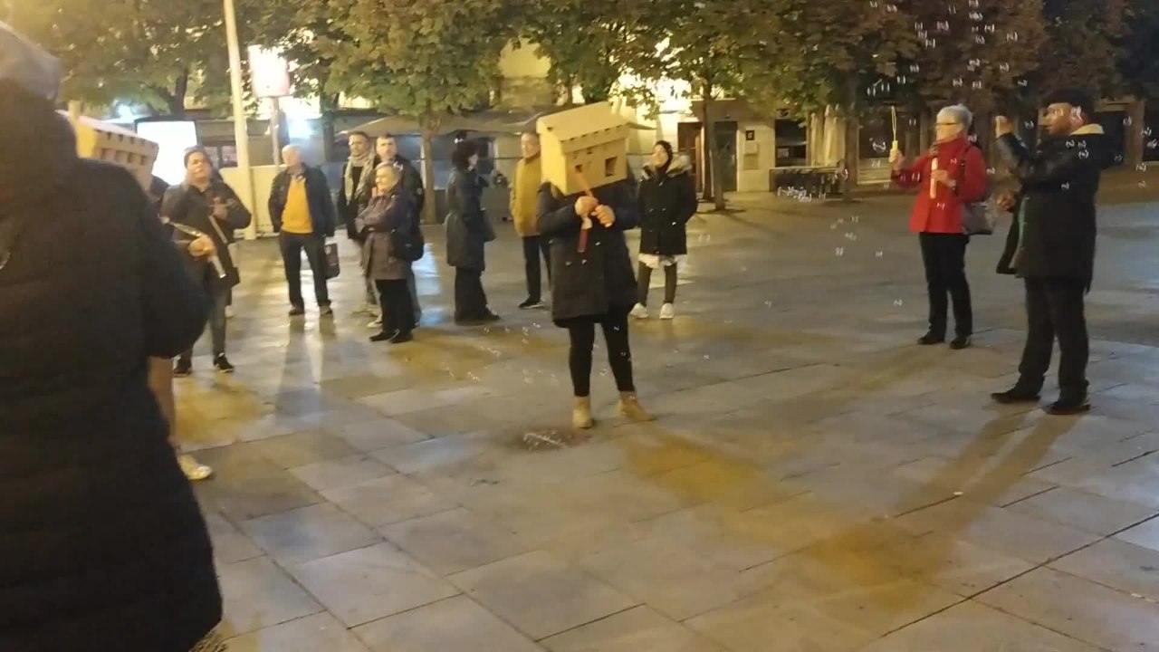 Performance de PAH LA RIOJA en Logroño para exigir una vivienda digna para todos