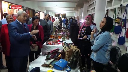 محافظ أسوان يمازح شاب مشغول بهاتفه :"القريب منك بعيد"