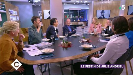 Julie Andrieu raconte cette fois où elle a bu l'eau d'un poisson rouge