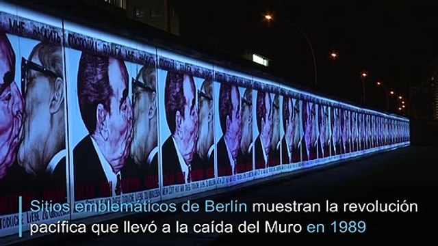 La caída del muro de 1989 se proyecta en las paredes de Berlín