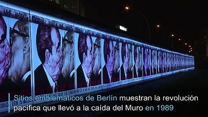 La caída del muro de 1989 se proyecta en las paredes de Berlín