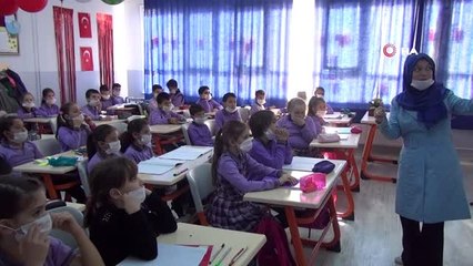 Okulda maskeli eğitim...Öğrenciler maskeyle eğitim yaptı