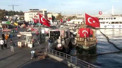 Eminönü'ndeki balıkçı teknelerinde satış devam ediyor