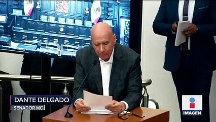 Regalan muñeco de Pinocho al secretario de Seguridad