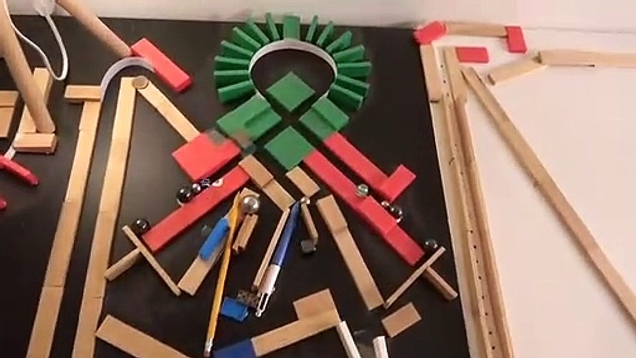 Cette machine de Rube Goldberg est fascinante et hypnotisante
