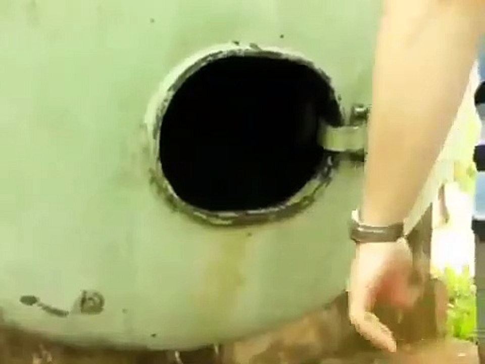 Il teste l'acoustique parfaite de cette cuve !
