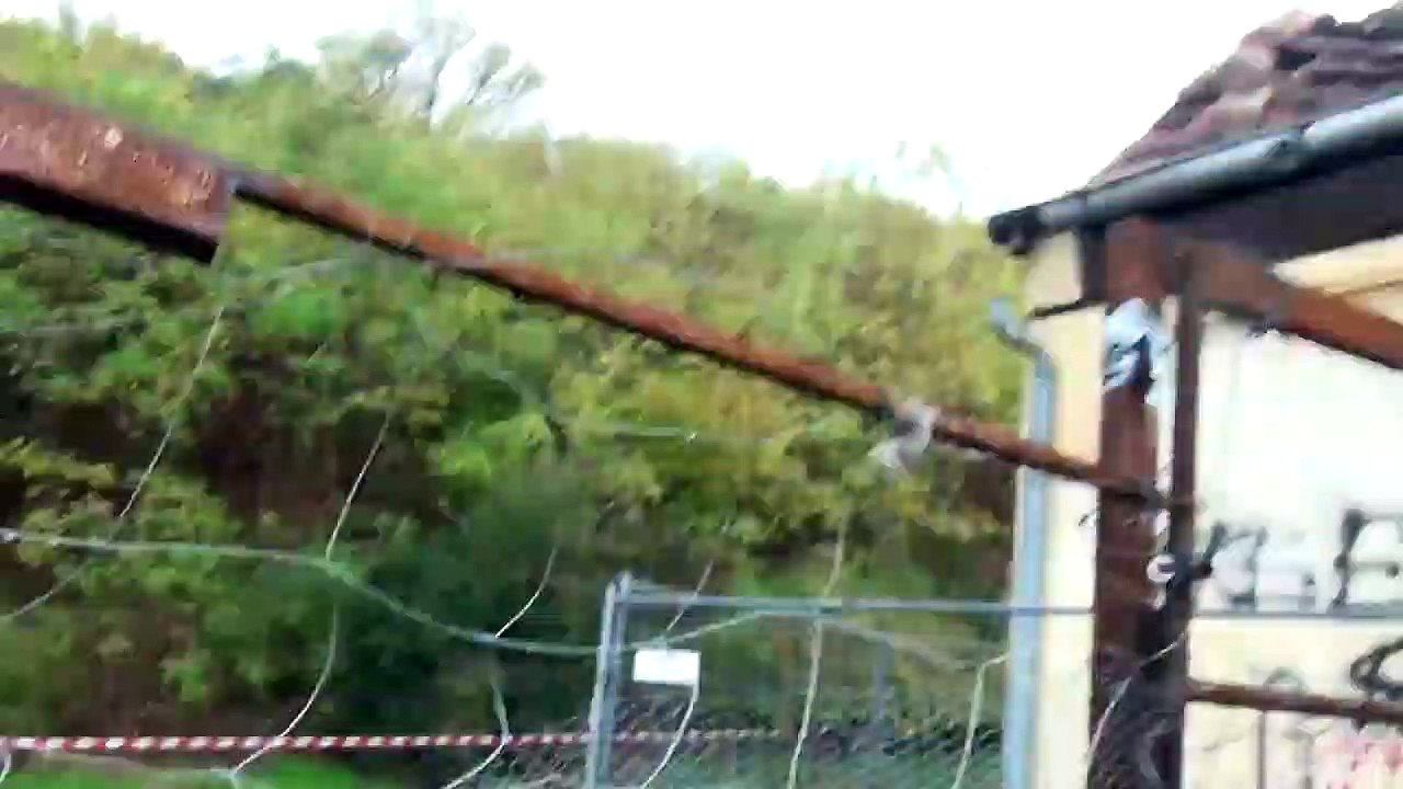 Das Dach war wohl nicht zum sitzen da