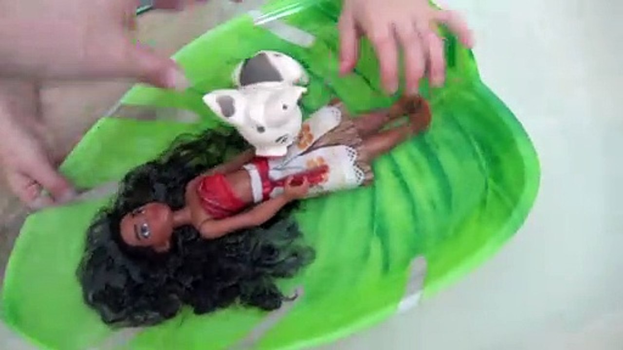 Bebê Moana - Brincadeiras e Diversão na Hora do Banho e Brinquedos Disney Moana