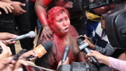 Alcaldesa boliviana termina trasquilada y pintada de rojo en medio de violentas protestas