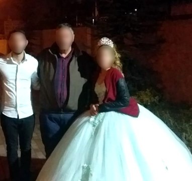 Çocuk gelin ve damat önce karşılıklı göbek attı, sonra pencereden kaçtı