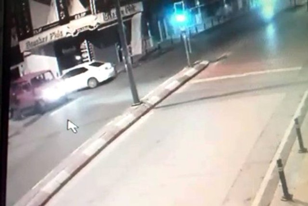 Kadının yola düşürdüğü telefonu kamyonetten inip böyle aldı