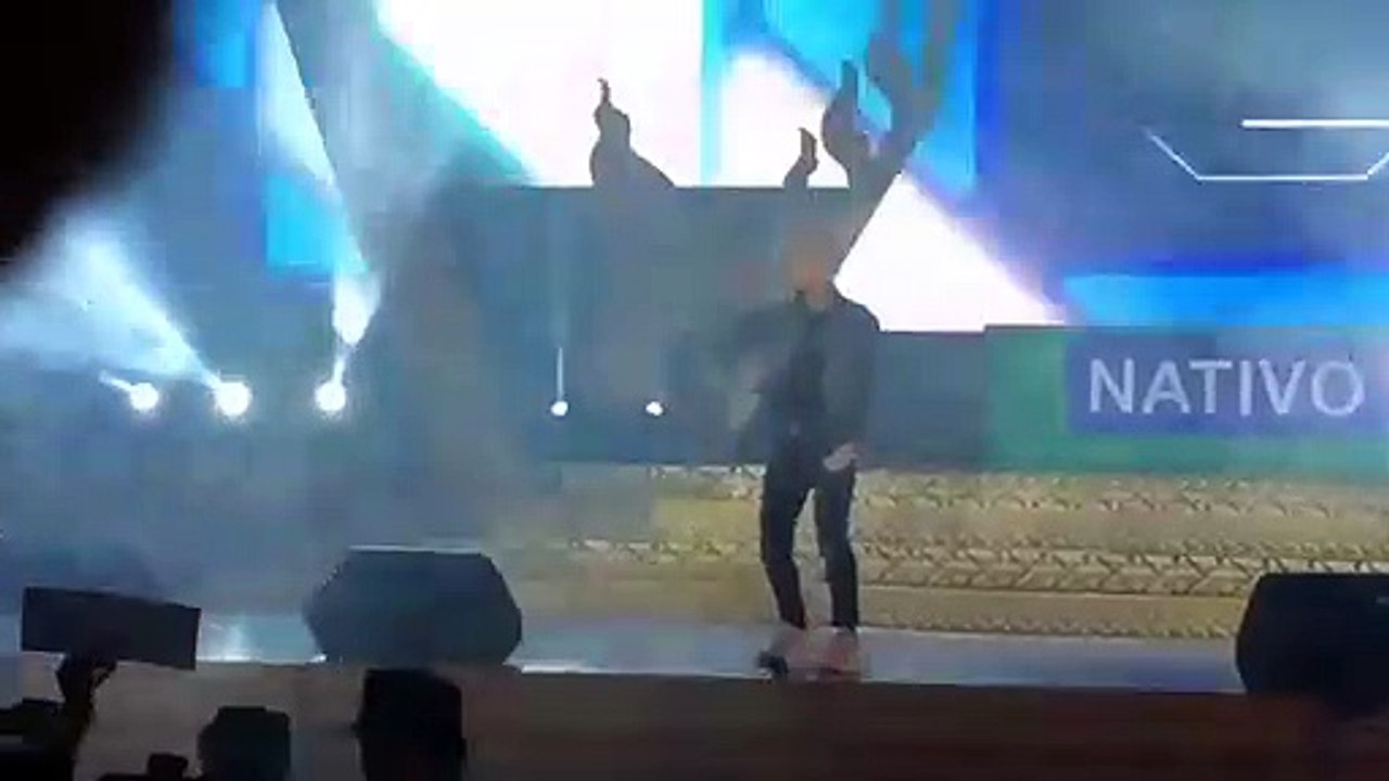 Sơn Tùng M-TP lỡ miệng mời fan lên sân khấu