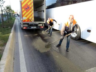 Pendik'te İETT otobüsünden akan yağ zincirlemeye kazaya neden oldu