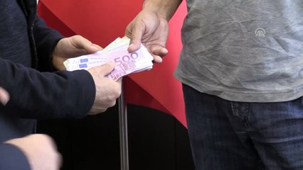 Taksisinde unutulan dövizi sahibine teslim etti - İSTANBUL