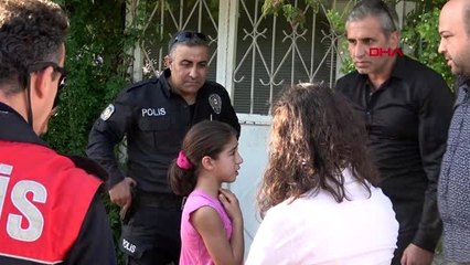 Antalya parkta dövülen küçük kızı polis teselli etti