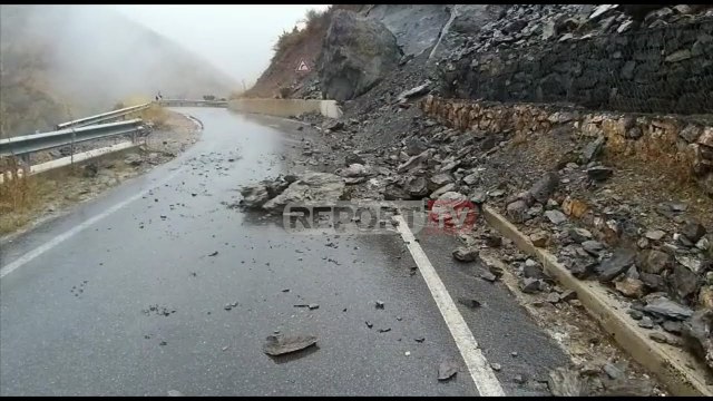 Report TV - Kukës/ Shkëmbi rrezikon të shembet mbi aksin Ura e Zapodit-Shishtavec!