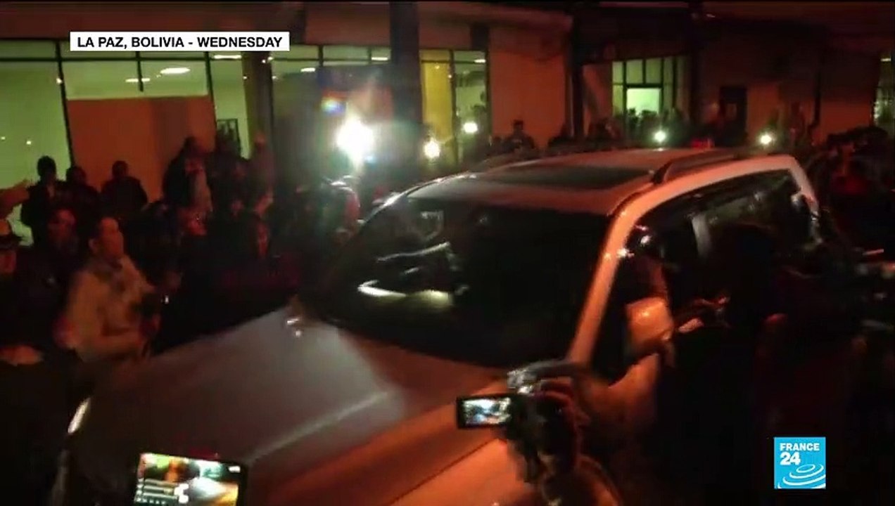 Bolivia protests: Opponents step up pressure on Morales to resign