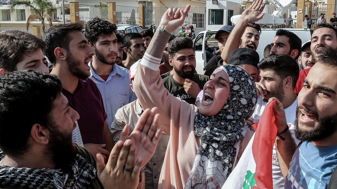 طلاب لبنان يعتصمون أمام وزارة التربية مساندة للحراك الشعبي