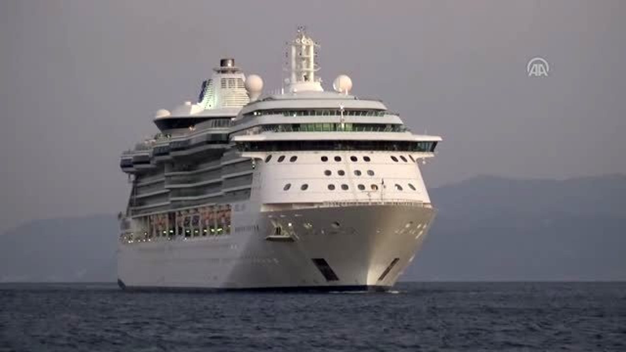 Dev kruvaziyer Kuşadası'na 2 bin 183 turist getirdi