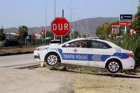 Maket polis aracının tepe lambasını çaldılar