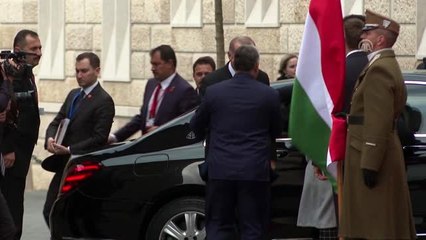 Скачать видео: Cumhurbaşkanı Erdoğan Macaristan'da - Resmi karşılama töreni