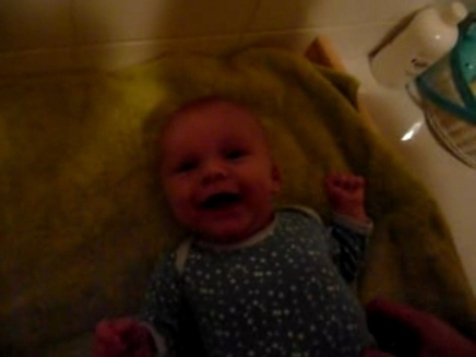 Je m'éclate quand mon papa me fait des chatouilles