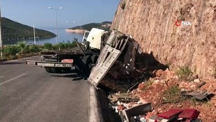 Kaş’ta taş yüklü kamyon devrildi: 1 ölü