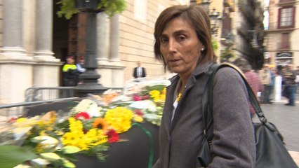 Artadi y la esposa de Torra ponen flores ante la Generalitat