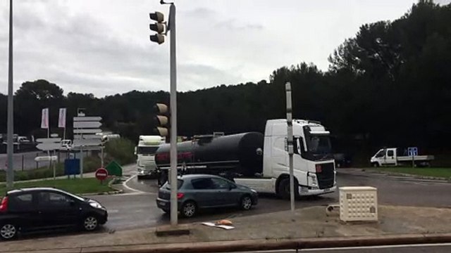 Martigues : un camion citerne couché bloque l’accès au viaduc