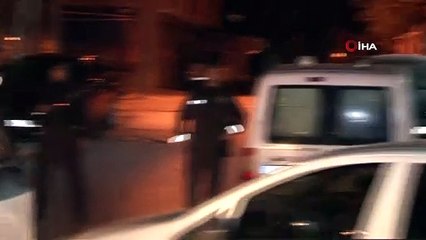 İstanbul Avcılar’da beraber yaşadığı yabancı uyruklu kadın doktoru silahla vurarak ağır yaralayan Celal T., bugün “kasten yaralama” suçundan çıkarıldığı Küçükcekmece Adliyesinde mahkemece tutuklanarak Metris Cezaevi’ne gönderildi.