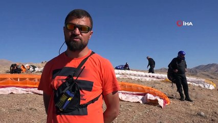 Baraj manzarası eşliğinde yamaç paraşütü keyfi