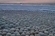 Bolas de gelo do tamanho de ovos cobrem praia da Finlândia