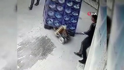 Geri geri gelen aracın vatandaşa çarpma anı kamerada