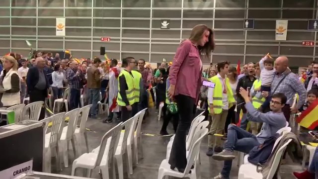 Asistentes al mitin de Abascal increpan a los periodistas