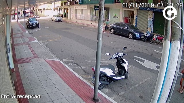 Imagens mostram suspeitos perseguindo a vítima no centro de Vitória