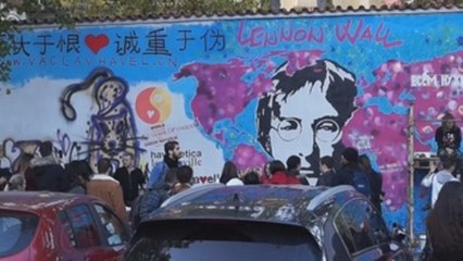 El Muro de John Lennon en Praga se reabre con símbolos de amor y libertad