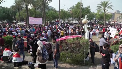 كاميرا " حديث بغداد " ترصد مشاهد انسانية في جداريات ساحة التحرير وقصة جريدة الـ" تكتك "