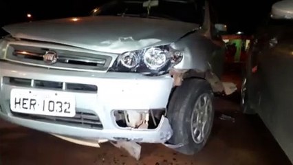 Carros batem no Bairro Esmeralda e mulher se fere