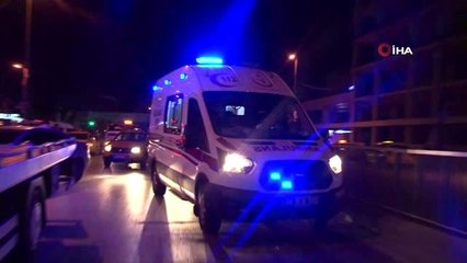 Esenyurt'ta hafif ticari araç, otomobile çarptı: 3 kişi yaralandı