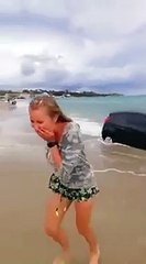 Elle se retrouve sur la plage avec sa voiture... pour faire une surprise à son copain. Raté