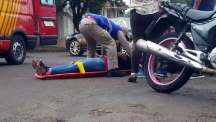 Mulheres ficam feridas em colisão entre caminhonete e moto