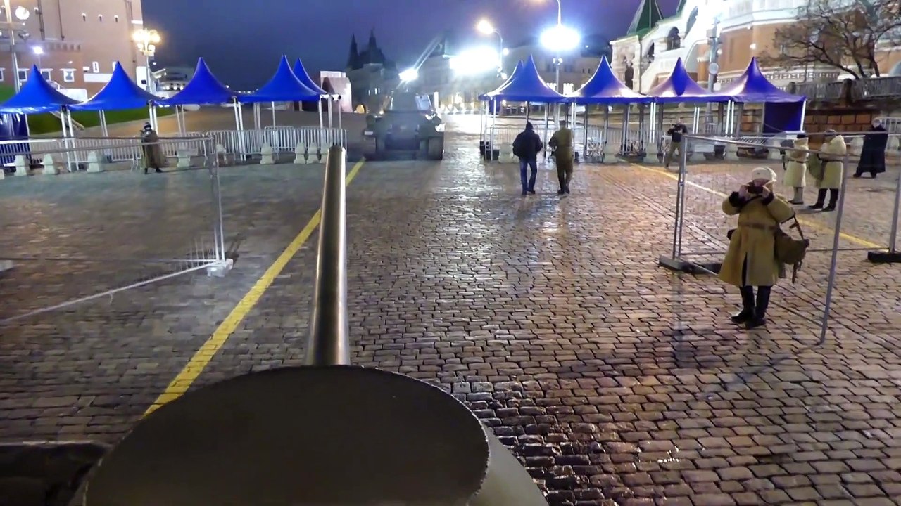 Balade dans un Char Russe sur la Place Rouge à Moscou après le défilé anniversaire de l'URSS