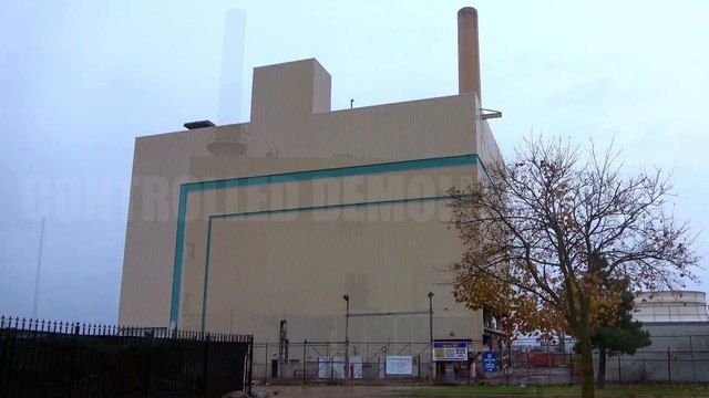 Impressionnante destruction par explosion d'une usine !