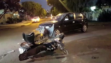 Carro e moto se envolvem em acidente no Bairro Santa Cruz